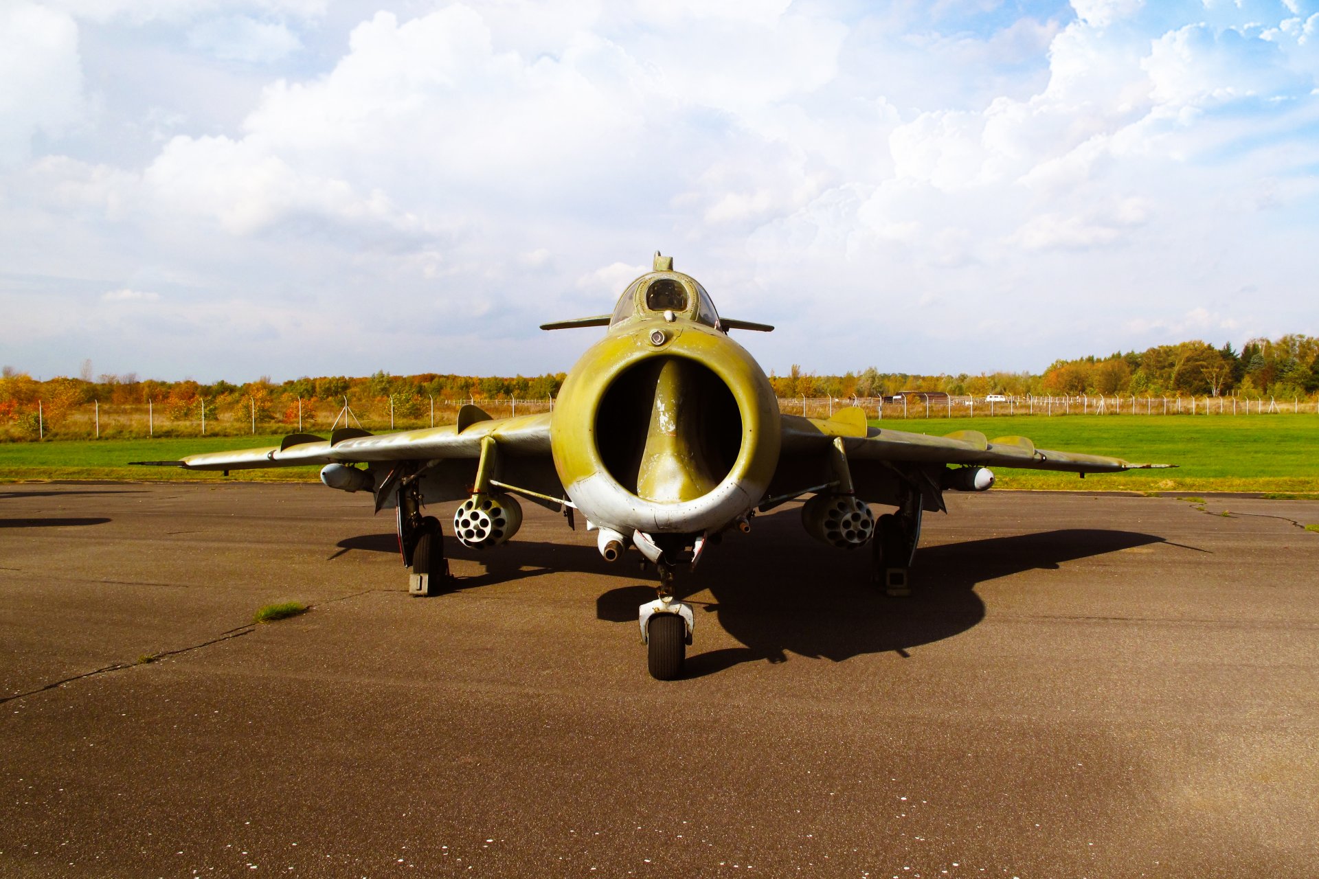 mig-17 fresco avión de combate mikoyan gurevich aviación día nariz alas en el suelo verde