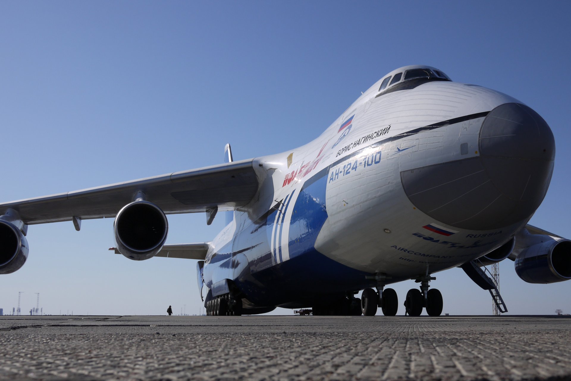 vuelo de la aerolínea rusia an-124-100 ruslan nombre-boris naginsky aeródromo motores chasis vista frontal