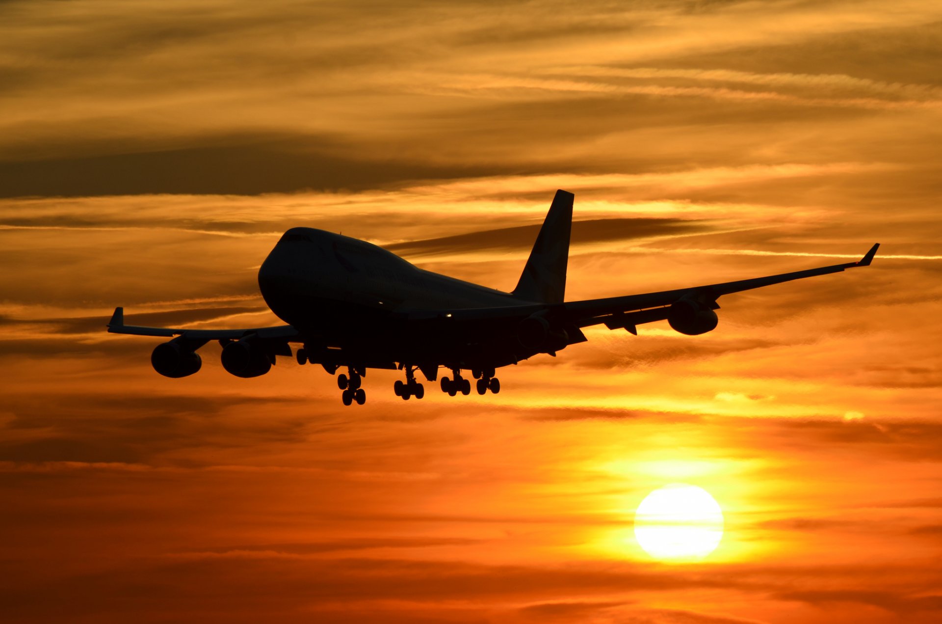 pasajeros avión cielo puesta del sol