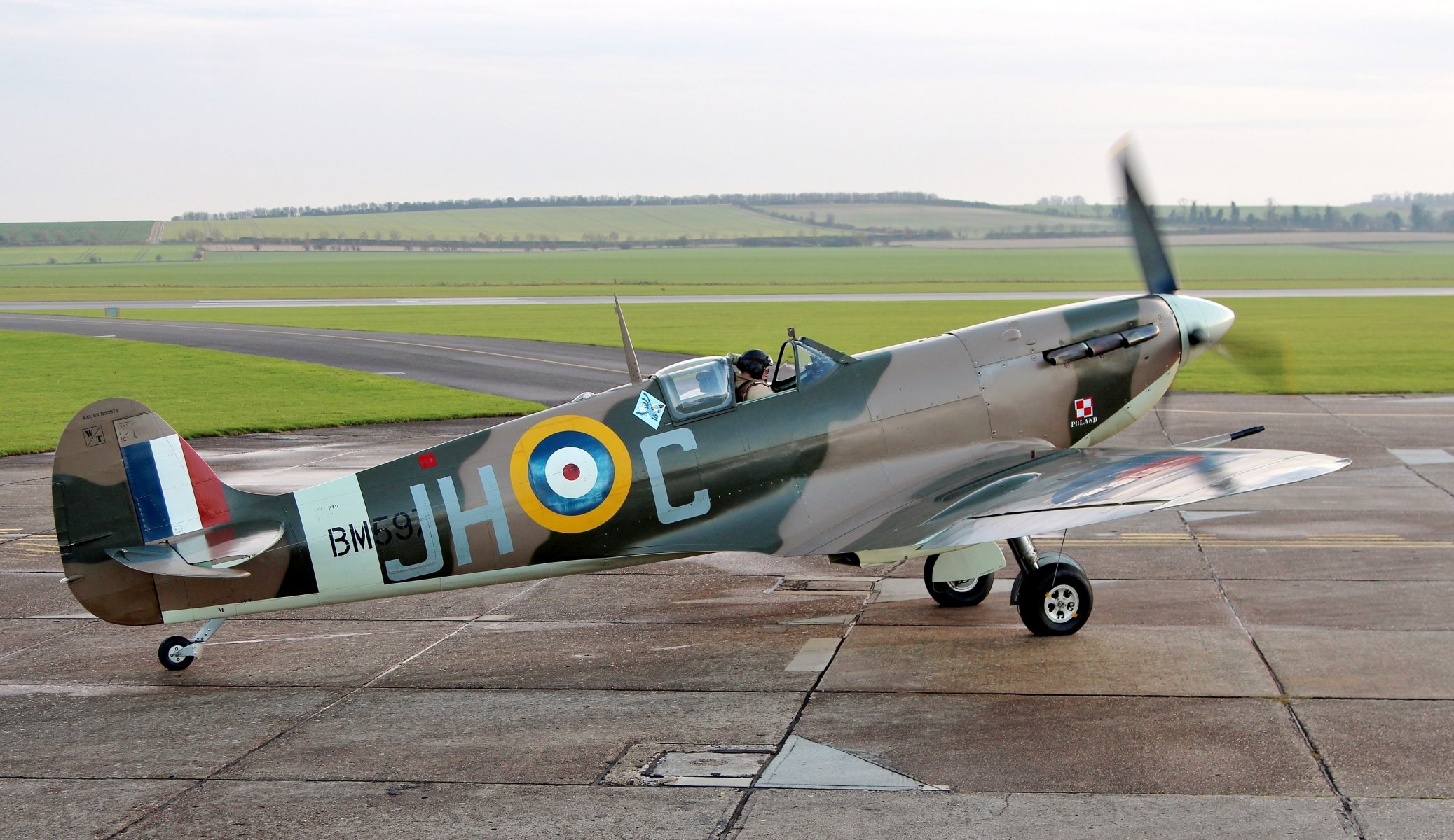 aérodrome champ avion spitfire lf.vb britannique chasseur monoplace ww2