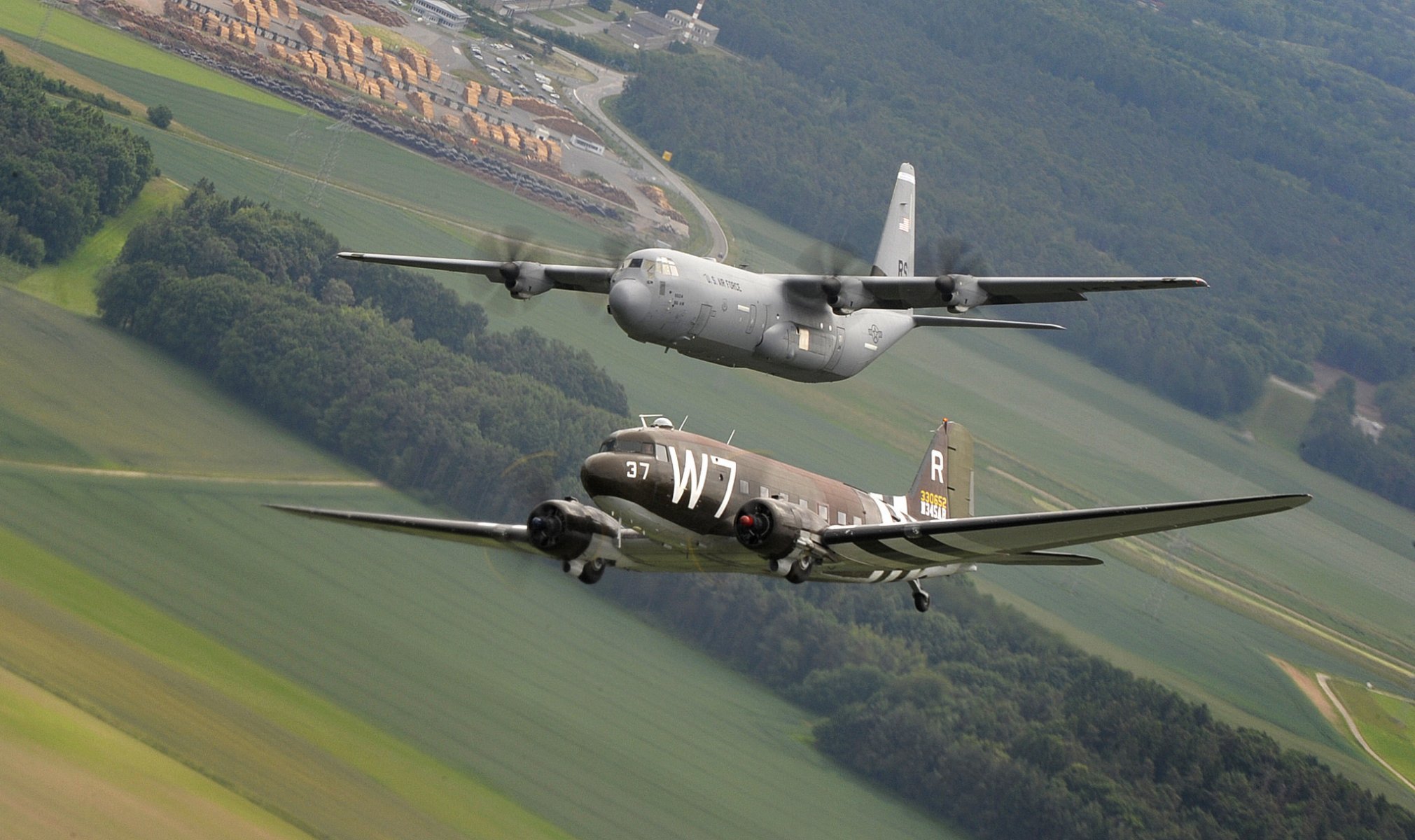 c-130j super hercules douglas c-47 lądowych wojskowych pojazdów