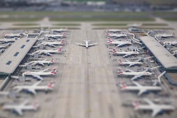 Terminal Heathrow ze stojącymi na parkingu samolotami