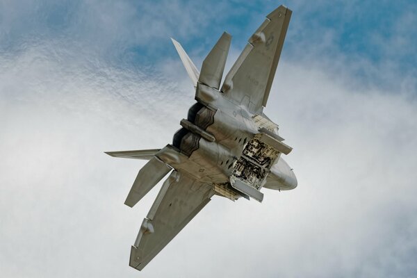 Avion avec un transformateur de jet dans le ciel