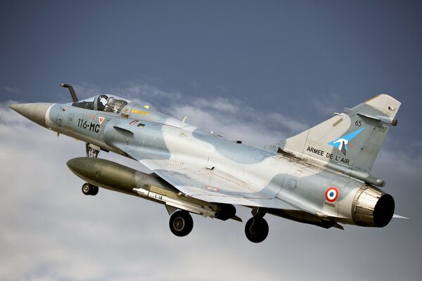 The Mirage 2000-5fr aircraft is gaining altitude