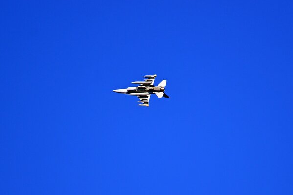 Un avion de chasse américain F-16 fighting falcon vole dans un ciel dégagé