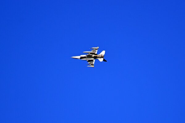Amerykański myśliwiec f - 16 fighting falcon leci na czystym niebie