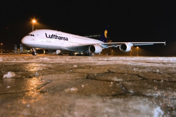 Verkehrsflugzeug A 380 nachts auf dem Winterflugplatz