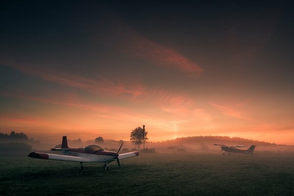 Petit avion au coucher du soleil