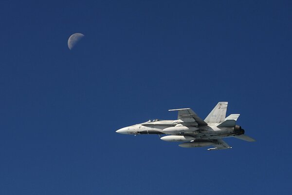 Avión de combate cf18 volando en el cielo