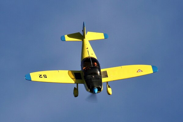 Yellow-blue aerobatic training aircraft SAR-10B