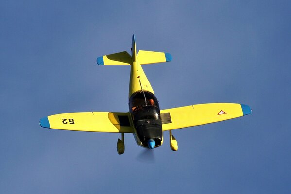 Avión acrobático de entrenamiento amarillo-azul SAR-10B