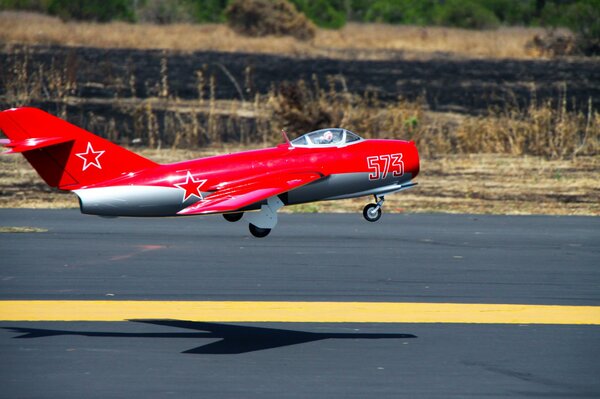 Decollo aereo rosso con stella