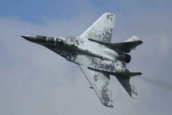 Mehrzweckjäger, mig 29 fliegt in wolkenlosem Himmel