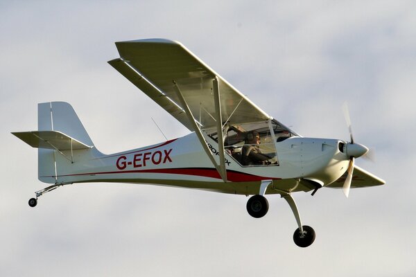 Leichtes einmotoriges Flugzeug am Himmel