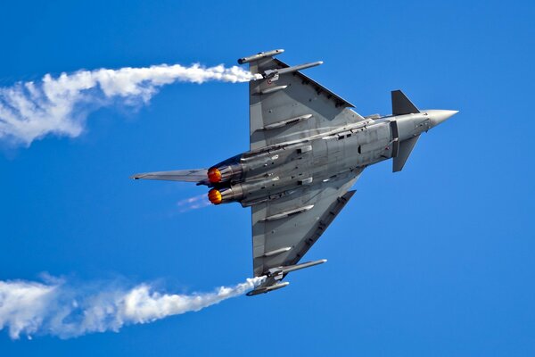 Aereo militare nel cielo blu brillante