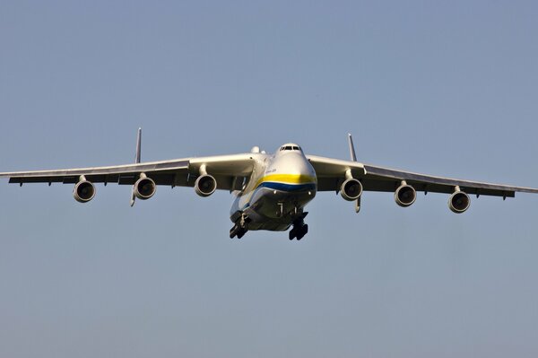 Das Transportflugzeug An-225 fliegt in den Himmel