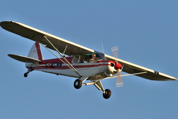 Avion double américain vole dans le ciel