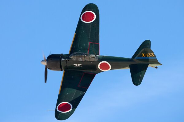 Japanisches Deckflugzeug zeigt Kunstflug am Himmel