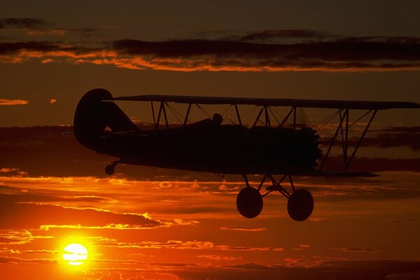 Silueta de helicóptero y puesta de sol de miel