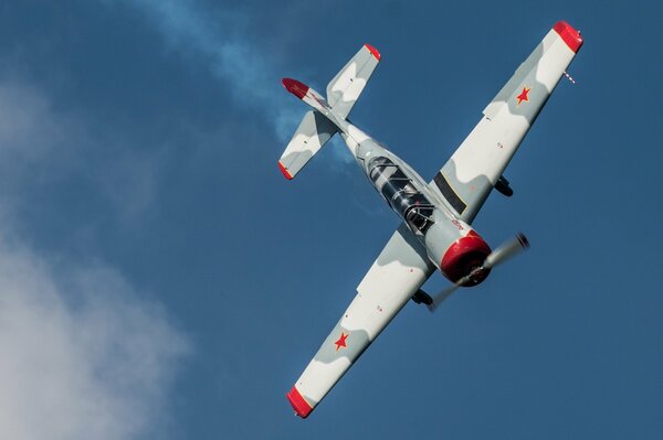 Avion Yak-52 dans le ciel faisant un virage