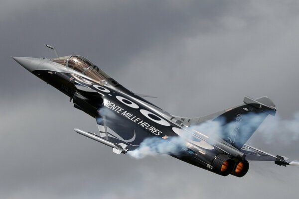 Flying combat aircraft with a plume of missiles