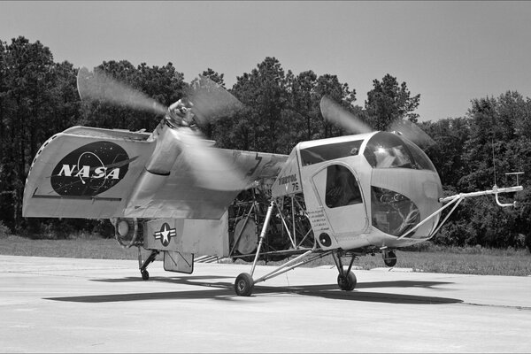 Fotografía en blanco y negro del helicóptero VZ-2