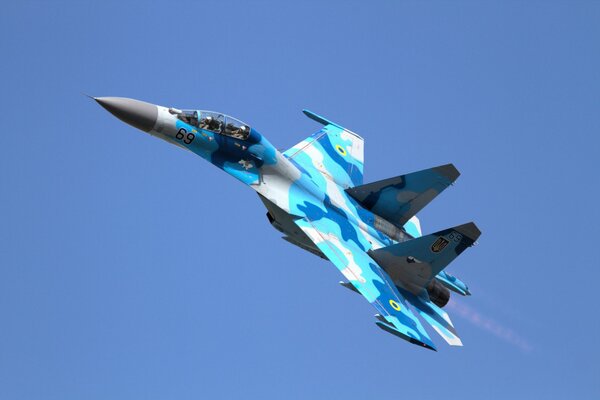 Chasseur su - 27 camouflage bleu volant dans le ciel