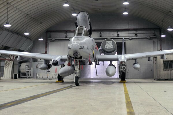 Avión de ataque estadounidense fairchild bimotor en el hangar