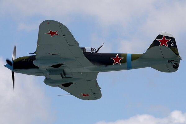 Avion d attaque soviétique il-2 dans le ciel vue de dessous