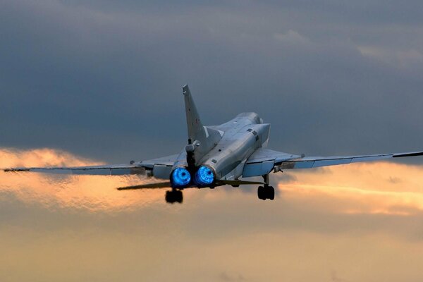 Überschallraketenträger-Bomber tu-22m im Flug