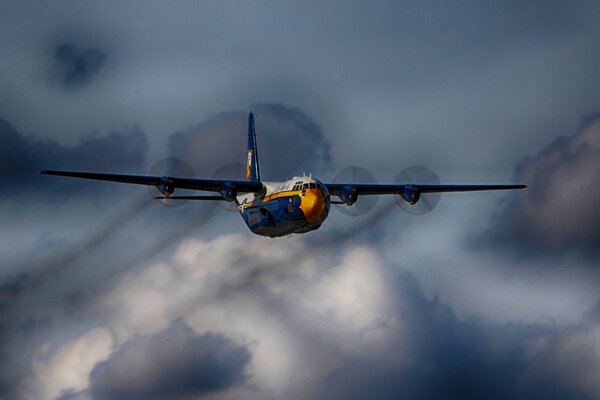 Samolot Lockheed Martin C-30 unosi się wysoko na niebie
