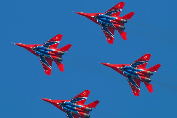 Quattro bei mig29 sezionano il cielo