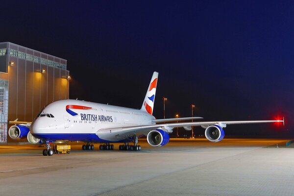 Un avión de british airways se encuentra en el aeropuerto