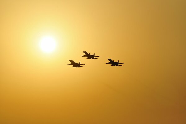 Aviones su-27 en construcción en la puesta del sol