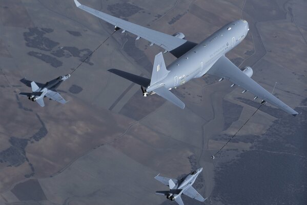 Un chasseur f-18 ravitaillé en vol par Airbus a330-mrtt