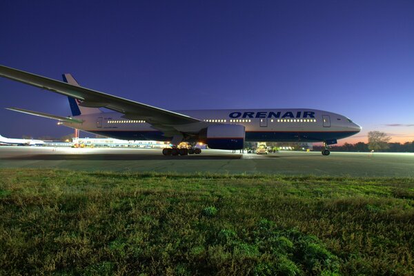 Avion de ligne de passagers Boeing-777 à l aérodrome de nuit