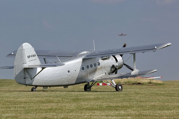 Avión biplano campo y cielo de tormenta