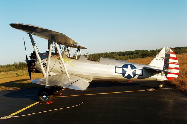 US-Flugzeug auf der Landebahn