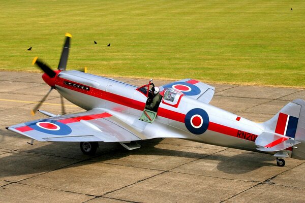 Un avion de chasse britannique à grande vitesse prêt à décoller