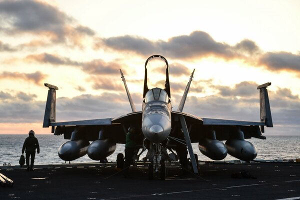 Près du coucher du soleil se trouve un avion