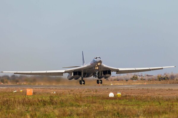 Bomber fliegt vom Flugplatz in den Himmel