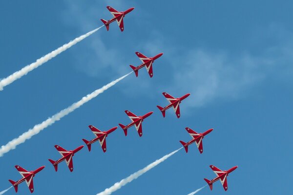 Dziewięć czerwonych samolotów na niebie leci