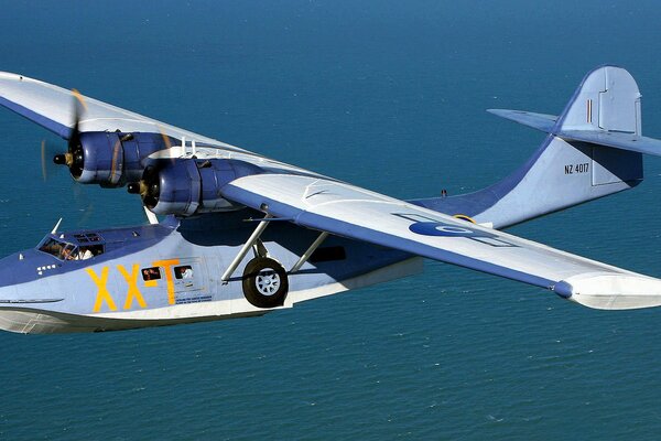 El hidroavión Catalina vuela en medio del agua azul