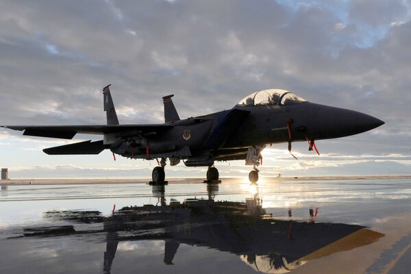 Avion militaire sur fond d aube