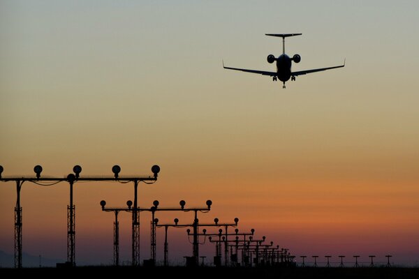 Flugzeug startet bei Sonnenuntergang ab