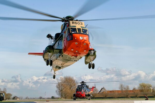 Helicóptero Sikorsky s-61 en el aeródromo