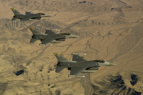 Tres aviones de combate juego de lucha Falcon sobre el desierto