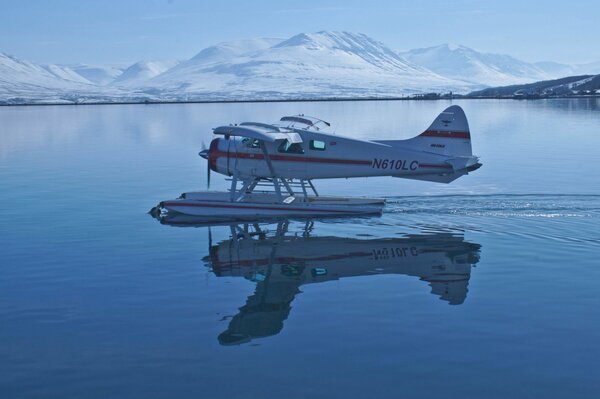 Reflexion des Wasserflugzeugs beim Start