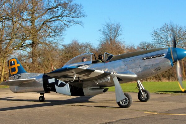 Avion de chasse monoplace prêt à voler