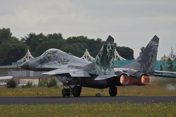 MiG-29 wielozadaniowy myśliwiec na pasie startowym